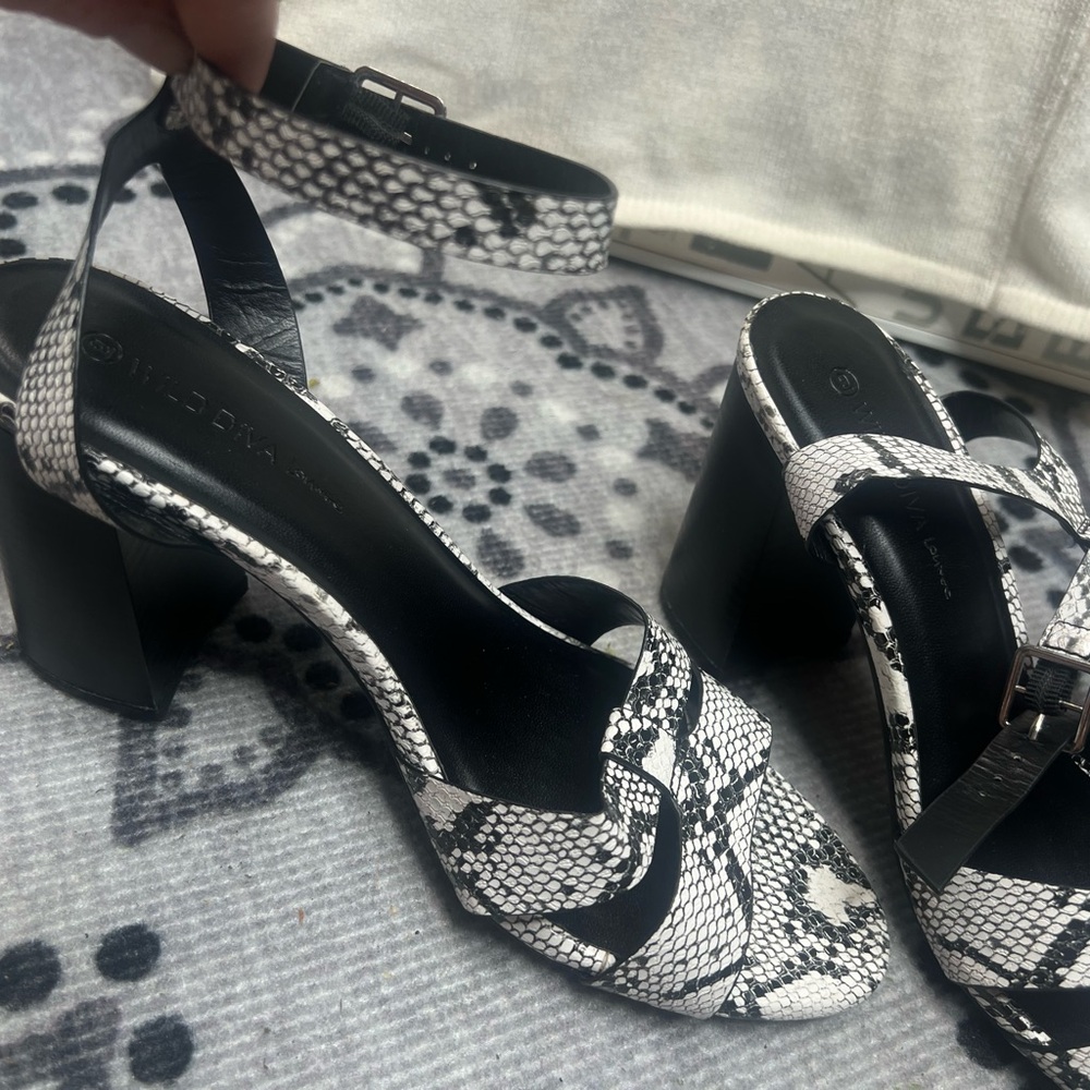 Wild Dive women’s ankle strap platform.Black and White . Chunky heal  size 9